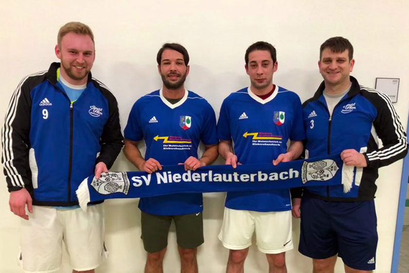 Willkommen beim SVN: Spielleiter Lukas Thoma (links) und Trainer Helmut Atzmüller (rechts) mit den beiden Neuzugängen Cengiz Yalcin (Zweiter von links) und Marvin Helmker. Es fehlt: Paul Glück. Foto: SV Niederlauterbach