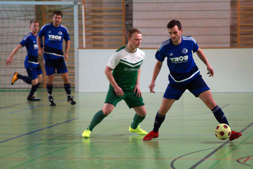Turniersieg: Der TSV Rohrbach (rechts, mit Dominik Kaindl) entschied die Nachmittagskonkurrenz der Herren für sich. Foto: Alexander Kaindl