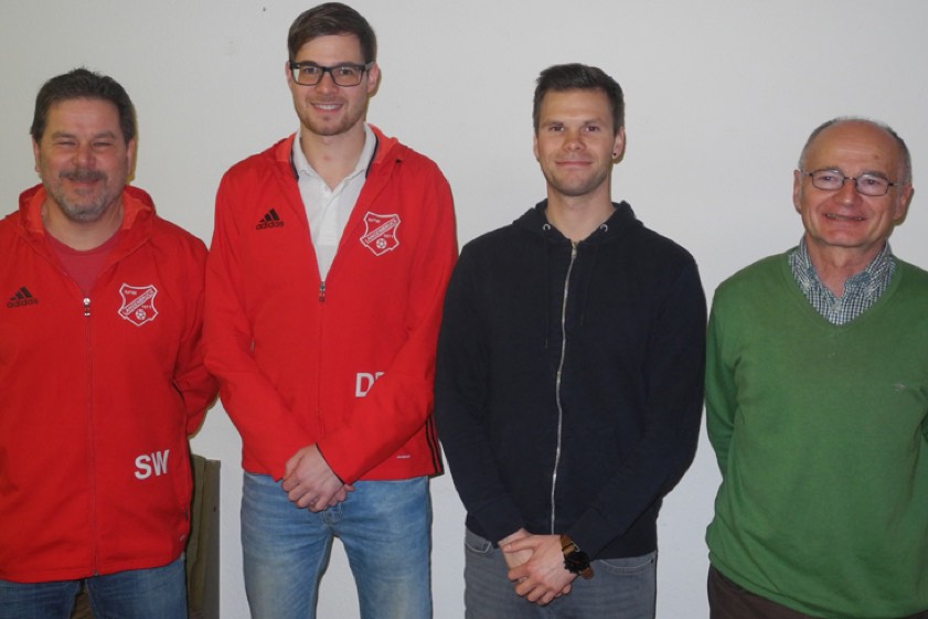 Verantwortung: Patrick Spieler (Zweiter von rechts) und Patrick Diller (Zweiter von links) bilden auch in der kommenden Saison das Trainerduo der SpVgg Langenbruck. Die Abteilungsleiter Wolfgang Sander (links) und Lorenz Weingartner freuen sich über die Verlängerung. Foto: SpVgg Langenbruck