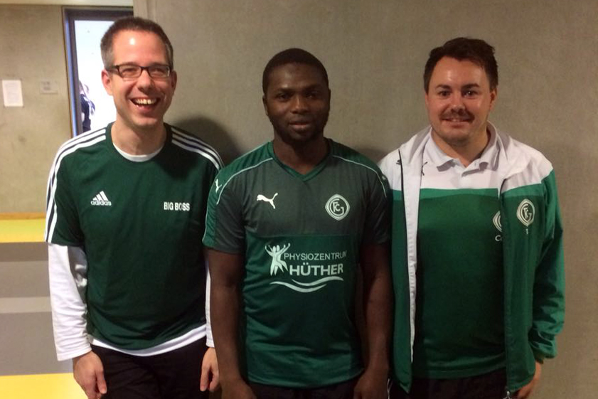 Neuzugang: Souleymane Konate (Mitte) streift sich ab sofort das Trikot des FC Geisenfeld II über. Vorsitzender Matthias Gabler (links) und Trainer Tobias Anders präsentierten den Stürmer. Foto: FC Geisenfeld
