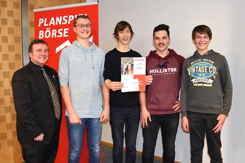 Gut spekuliert: Das siegreiche Team „No_Risk_No_Fun“ vom Pfaffenhofener Schyren-Gymnasium mit dem Leiter Vermögensmanagement bei der Sparkasse Pfaffenhofen, Helmut Müller (links). Foto: Sparkasse Pfaffenhofen