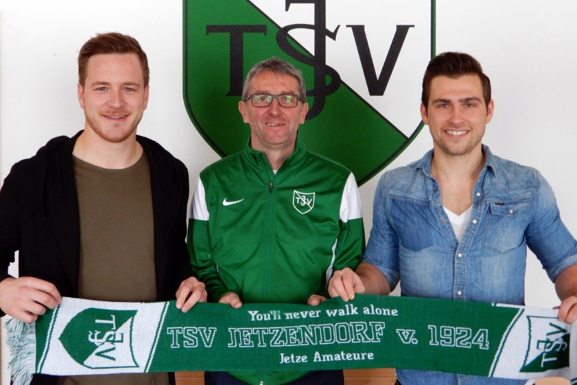Neue Ära: Abteilungsleiter Willi Leimberger (Mitte) präsentiert mit Spielertrainer Alexander Schäffler (links) und Co-Trainer Martin Schröder die neuen sportlichen Verantwortlichen des TSV Jetzendorf. Foto: TSV Jetzendorf