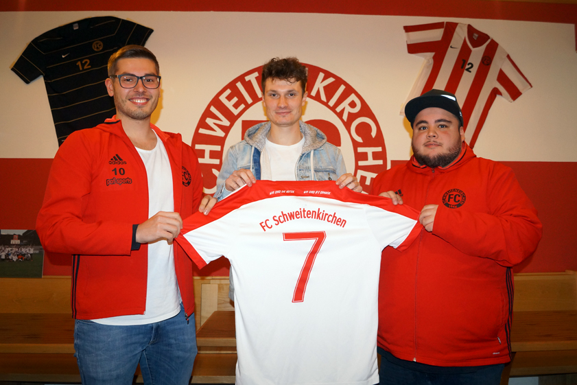 Neue Ära: Nico Seepe (Mitte) streift sich ab der kommenden Saison das Schweitenkirchener Rot-Weiß über. Baris Basaran (rechts, 1. Abteilungsleiter) und Alexander Kaindl (2. Abteilungsleiter) präsentierten den neuen Spielertrainer. Foto: Katrin Löw