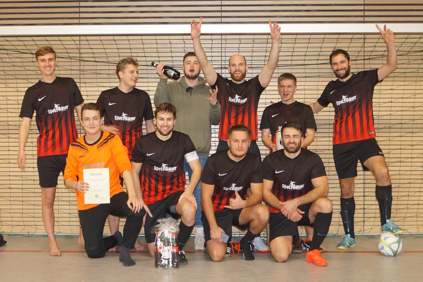 Jubel beim Turniersieger: Der FC Hettenshausen feiert seinen Erfolg in Schweitenkirchen. Foto: Alexander Kaindl