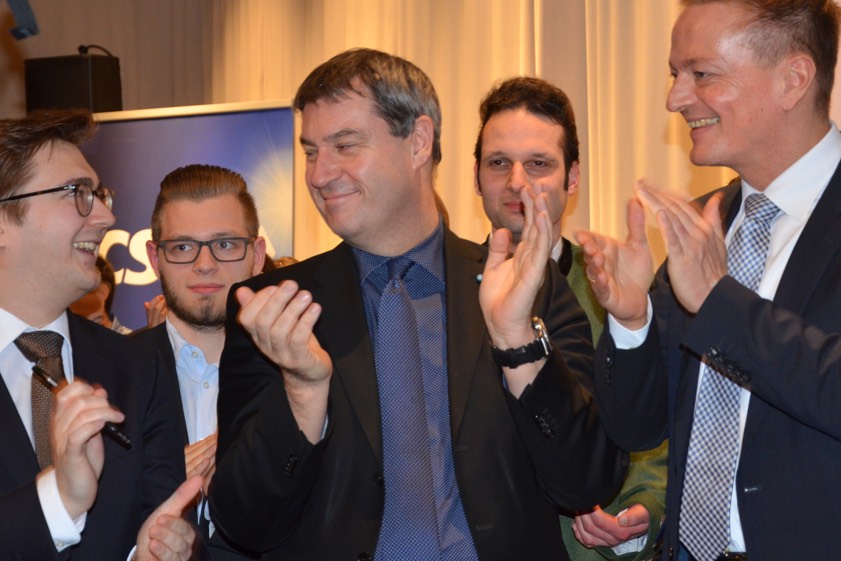 Applaus, Applaus: Markus Söder (Mitte), flankiert vom hiesigen CSU-Kreischef und Landtags-Abgeordneten Karl Straub (rechts) und Christian Moser, dem Vorsitzenden der Pfaffenhofener Christsozialen. Fotos: Zell, Raths