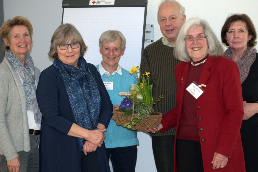 Einen großen Dank, verbunden mit einem Blumengruß, adressierte der Vorstand der Alzheimer-Gesellschaft im Landkreis Pfaffenhofen seiner Vorsitzenden Helga Inderwies (Zweite von rechts). Von links: Monika Siebler, Gilla Hofmeir, Vize-Vorsitzende Martina Bürkner, Schatzmeiser Heiner Barth und ganz rechts Christiane Geil. Foto: Wolfgang Inderwies