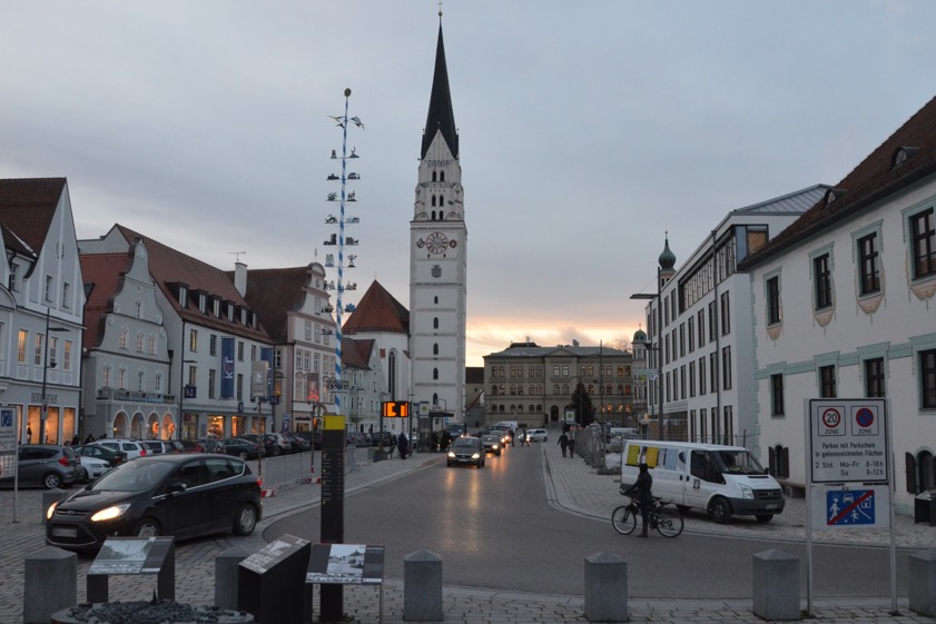 Die Hauptplatz-Durchfahrt, die laut noch geltender Beschlusslage gesperrt werden soll, erhitzt die Gemüter. Archivfoto: Zell