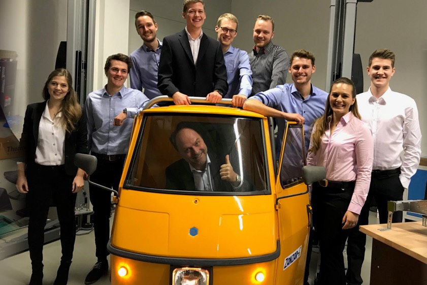 Das Studententeam mit Matthias Groher, Geschäftsführer des Instituts neue Mobilität (in der Ape). Quelle: THI