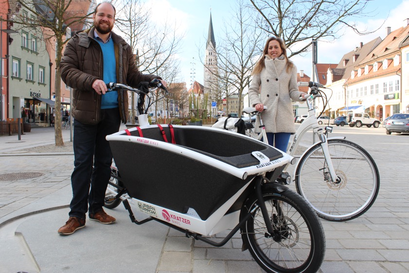 Andreas Herschmann (SPD), der Energie- und Klimaschutz-Feferent des Stadtrats, mit einem modernen Lasten-E-Bike und die städtische Klimaschutz-Managerin Saskia Kothe mit einem Elektro-Dienstfahrrad der Stadtverwaltung.
