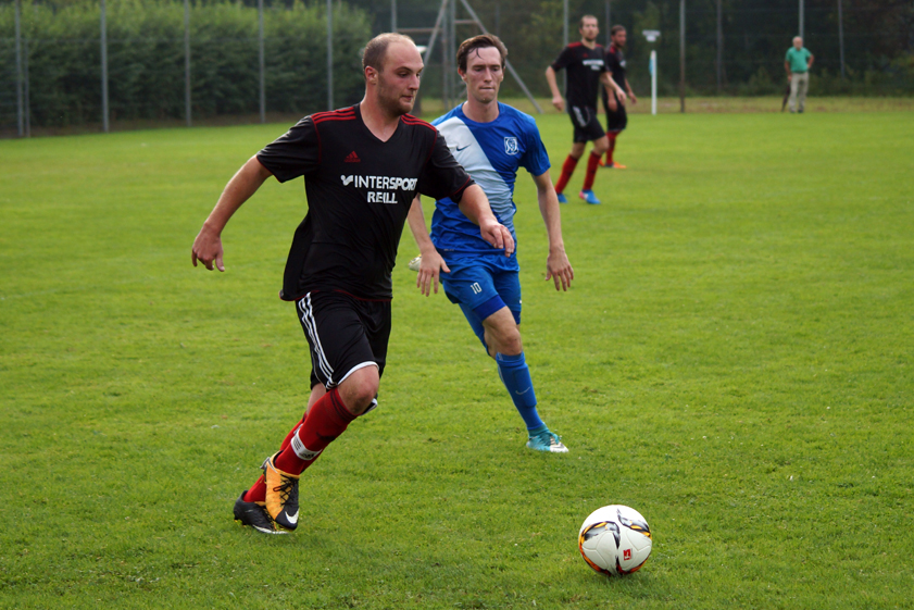 Anführer der Aufholjagd: Helmut Karl (links) war mit zwei Toren gegen den SV Ilmmünster um Florian Scharger maßgeblich am 3:3 beteiligt. Foto: Alexander Kaindl