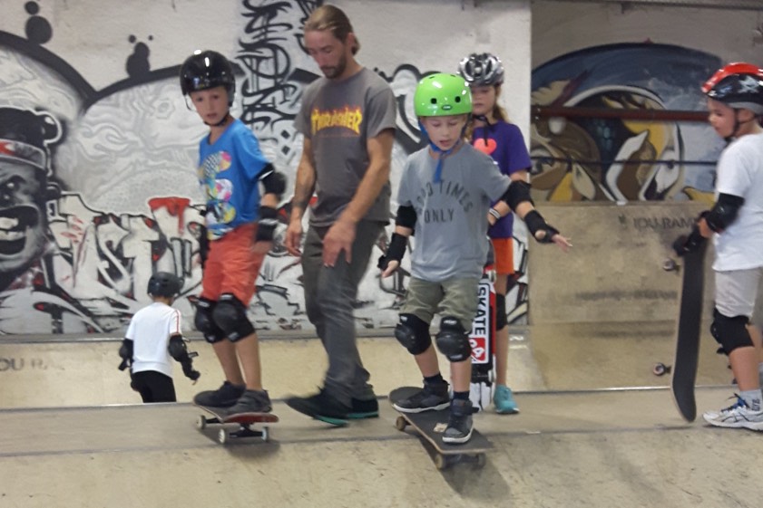 Binnen vier Tagen lernen die Teilnehmer des Workshops unter anderem, die Rampen in der Skatehalle zu befahren. Foto: Stadtjugendpflege