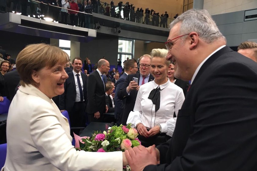 Erich Irlstorfer gratuliert Kanzlerin Angela Merkel zur Wiederwahl.