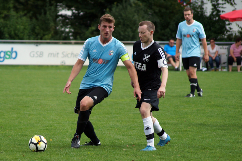 Geteiltes Leid: Sowohl Stefan Hartl (links) und der SV Niederlauterbach als auch Moritz Heilek und der TSV Baar-Ebenhausen II stecken tief im Abstiegskampf der A-Klasse 4. Beide Mannschaften starten am 25. März in die Restrückrunde. Foto: Alexander Kaindl