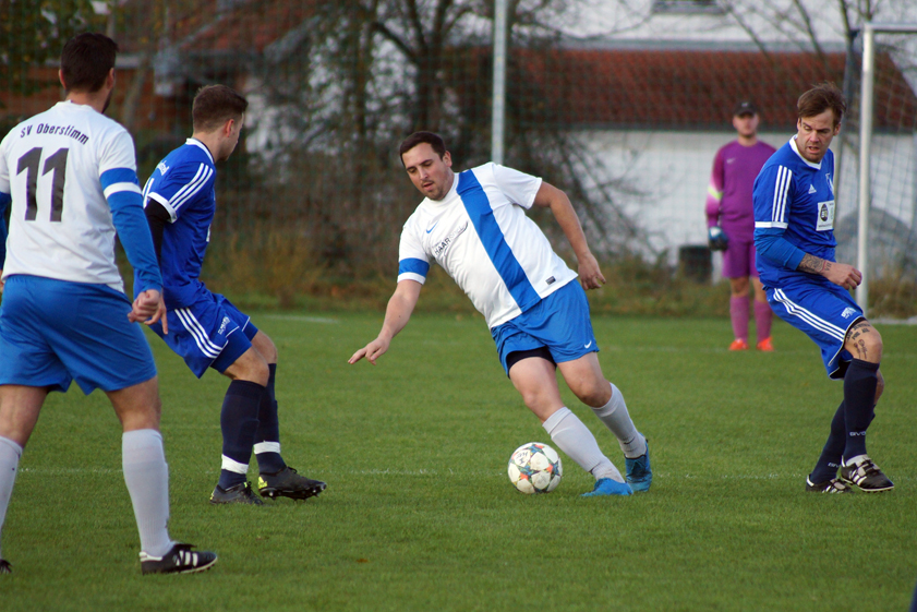Auf Kurs: Stefan Nerb (am Ball) und der SV Oberstimm starten kommende Woche in die Restrückrunde. Die Vorbereitung verlief steinig, dennoch will man beim Aufsteiger die famose Hinrunde veredeln. Foto: Alexander Kaindl