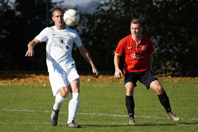 Fokus: Christopher Noe (links) und der VfB Pörnbach starten am 24. März gegen Rottenegg in die Frühjahrsrunde. Christoph Kufer und der FC Schweitenkirchen greifen eine Woche später gegen den TSV Baar-Ebenhausen II wieder ins Spielgeschehen ein. Foto: Alexander Kaindl