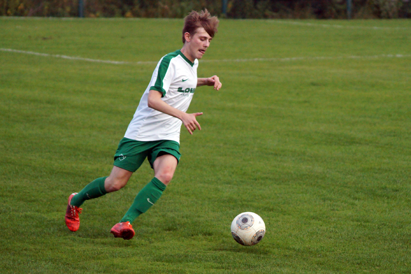 Leihgabe: Leon Grauvogl war einer von mehreren Spielern aus dem Bezirksliga-Kader, die in der Hinrunde für den TSV Jetzendorf II in der A-Klasse 4 zum Einsatz kamen. Ob sich Trainer Andreas Eichner auch in Zukunft auf diese Verstärkungen freuen darf, hängt stark von der ersten Mannschaft ab. Foto: Alexander Kaindl