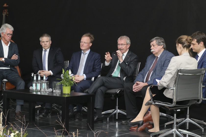 Prof. Dr. Thomas Doyé, Dr. Christian Lösel, Matthias Graf von Kielmansegg, Prof. Reinhard Büchl, Dr. Frank Strathmann, Prof. Dr. Jens Hogreve, Moderatorin Daniela Olivares. Fotos: THI/Mario Ratzel