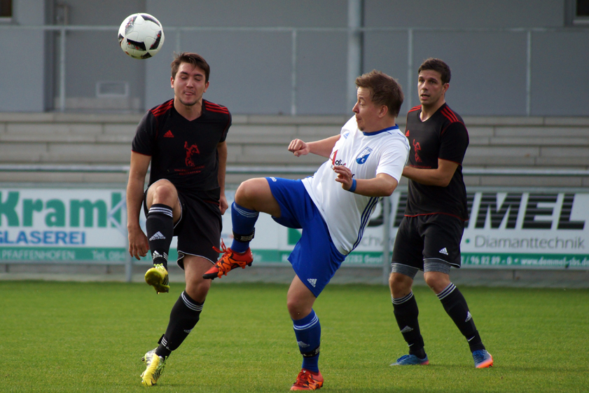 Augen zu und durch: Florian Westphal (links) und Manuel Jakab (rechts) greifen mit dem FSV Pfaffenhofen II am kommenden Wochenende wieder ins Spielgeschehen ein. Dabei soll in Hohenkammer endlich die Auswärtsschwäche abgelegt werden. Foto: Alexander Kaindl