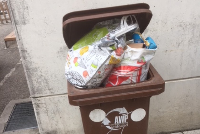 Geht gar nicht: Plastik in der Biotonne. Foto: AWP