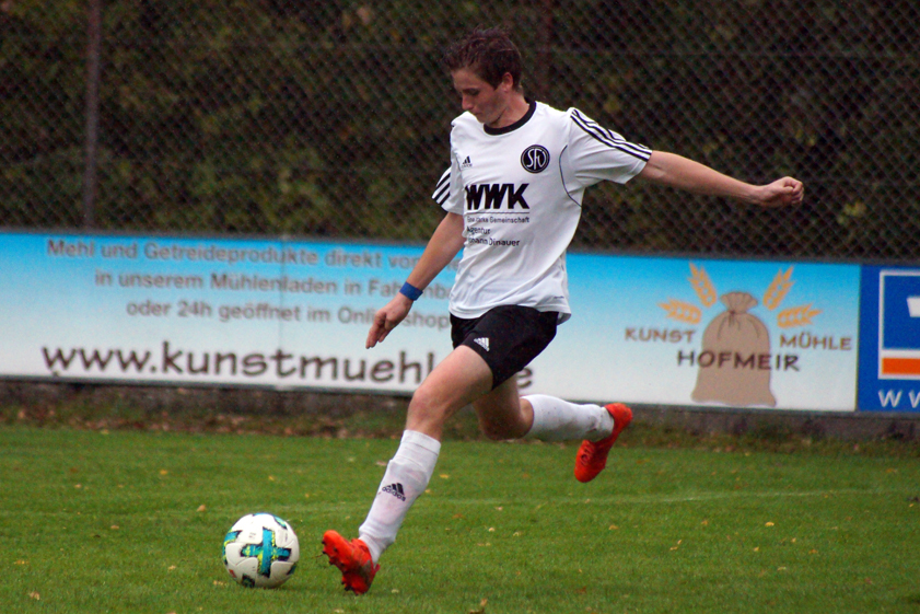 Volle Kraft voraus: Simon Kreuzarek und der SV Fahlenbach wollen den Klassenerhalt schnellstmöglich unter Dach und Fach bringen. Zum Auftakt geht es gegen Tabellennachbar Pörnbach. Foto: Alexander Kaindl
