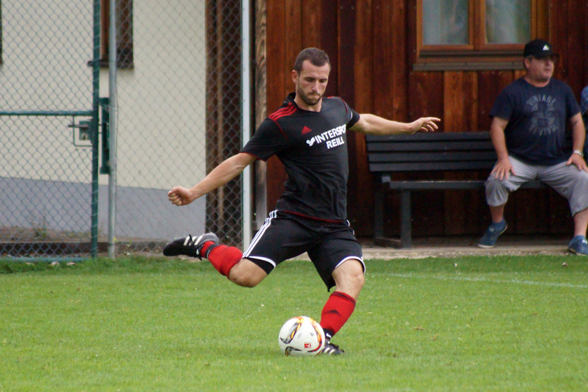 Verfolgerrolle: Spielertrainer Matthias Koston und der TSV Reichertshausen stehen derzeit auf Platz vier, haben aber noch alle Chancen auf den Aufstieg. Ein guter Start für die Mission Kreisklasse wäre dabei ein Derbysieg beim SV Ilmmünster. Foto: Alexander Kaindl