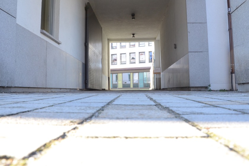 Die Zufahrt zum sowie die Ausfahrt vom Innenhof des Landratsamts soll künftig über die Ingolstädter Straße erfolgen. Archivfoto: Zell
