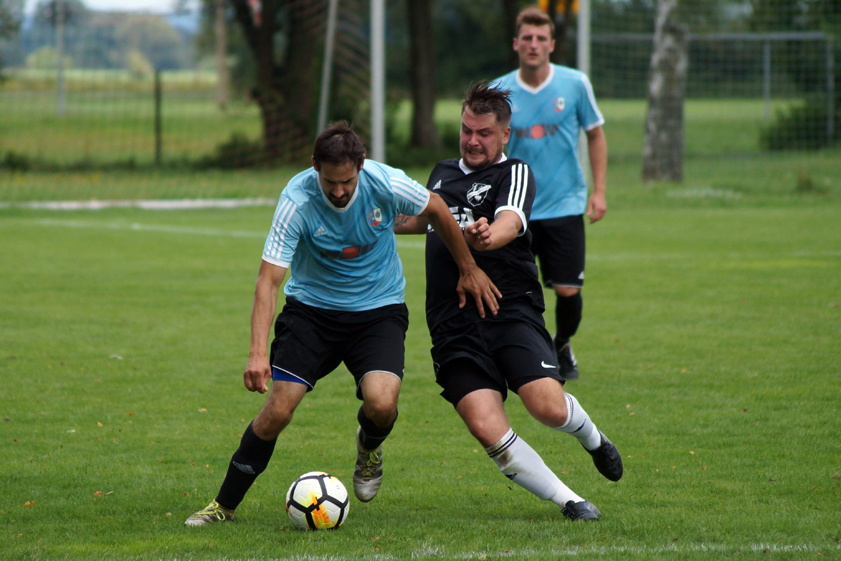 Doppeleinsatz: Niederlauterbachs Drago Zagran (links) hofft auf den dritten Sieg im neuen Jahr, Florian Eichinger und der TSV Baar-Ebenhausen II sind im Kellerduell beim SV Manching III gefordert. Foto: Alexander Kaindl