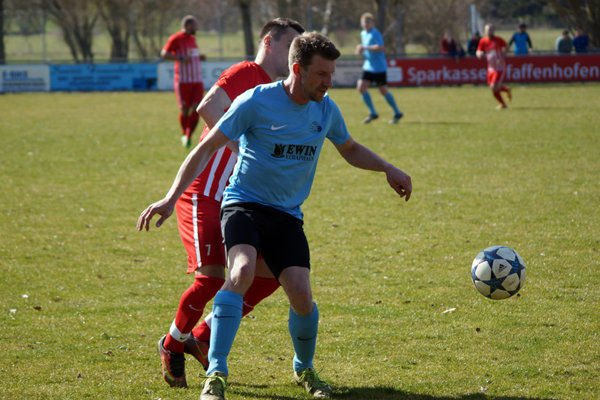 Matchwinner: Oliver Duchale (vorne) war beim 3:2-Erfolg seines TSV Rohrbach II gegen Paul Hazbei und den SV Ilmmünster dreimal erfolgreich. Foto: Alexander Kaindl