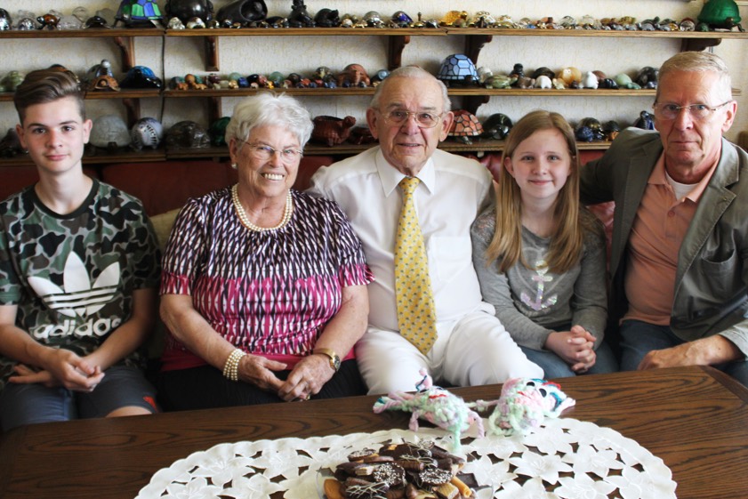 Kunigunde und Helmut Müller am Tag ihrer Diamantenen Hochzeit. Hier mit Enkel Laurin, Enkelin Nathalie und dem Dritten Bürgermeister Roland Dörfler (rechts). Foto: Steinbüchler