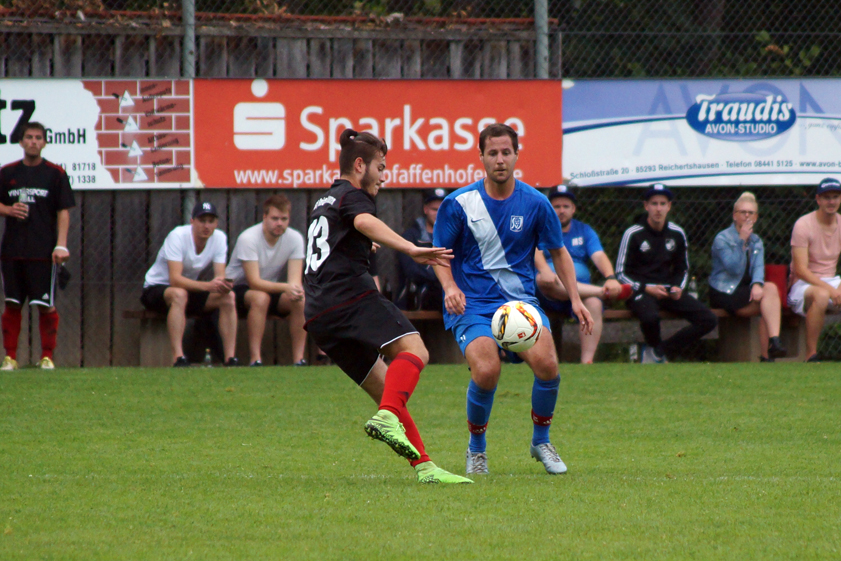 Wirft sich als Verteidiger und als Torhüter den Bällen entgegen: Ilmmünsters Marcus Rudnitzky (in Blau). Foto: Alexander Kaindl