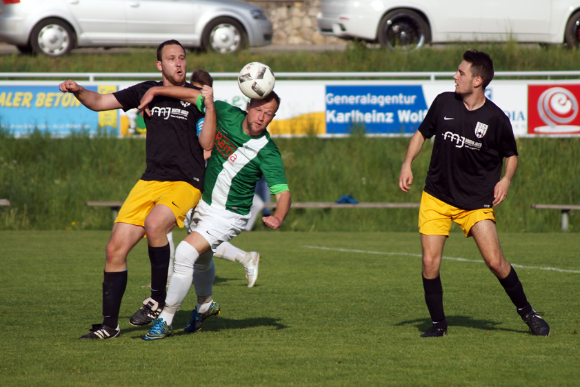 Umkämpfte Partie: Scheyerns Kapitän Christian Wirsching (links) und sein Teamkollege Sebastian Diebl versuchen hier, Dietersheims Wolfang Holzapfel zu bremsen. Foto: Alexander Kaindl