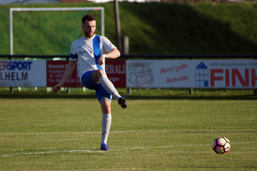 Torgarant(ie): Butrint Iberdemaj ist beim SV Oberstimm nicht mehr wegzudenken. Gestern erzielte der Spielertrainer sieben Tore. Foto: Alexander Kaindl