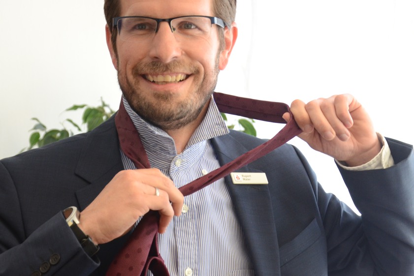 Sparkassen-Mitarbeiter Rupert Maier macht's vor: Krawatte muss nicht mehr sein. Foto: Zell