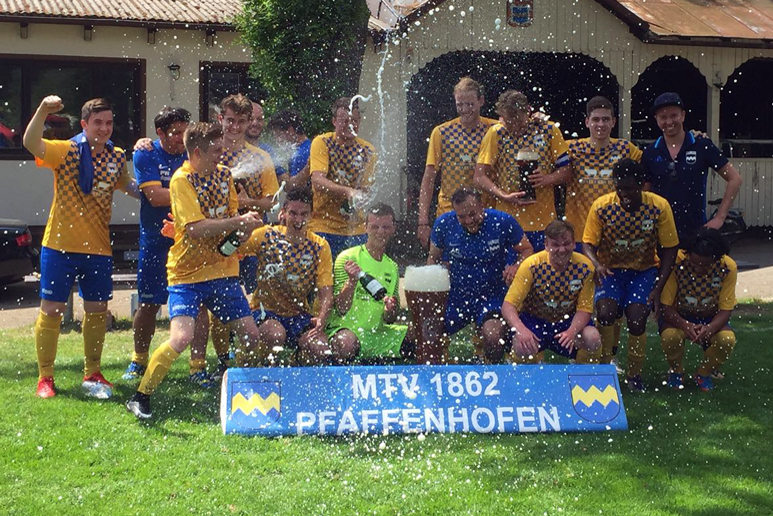 Meisterfeier: Der MTV Pfaffenhofen II freut sich über den Titel in der B-Klasse 3 (hinten, von links) Benjamin Krawietz, Trainer Peter Walter, Felix Pausch, Christoph Kirzinger, Alexander Ostler, Raphael Rakut, Stefan Kirzinger, Tim Martinec, Marco Weltscheck; (vorne, von links): Simon Schneider, Luca Magiera, Christopher Poppe, Cem Arici, Dominik Weigele, Robel Haile und Sulaiman Haidary. Foto: MTV Pfaffenhofen