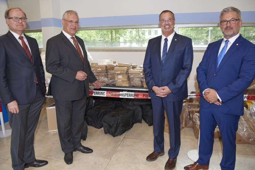 Generalstaatsanwalt Reinhard Röttle (von links), Bayerns Innenminister Joachim Herrmann, LKA-Präsident Robert Heimberger, Kriminaldirektor Jörg Beyser. Foto: LKA Bayern