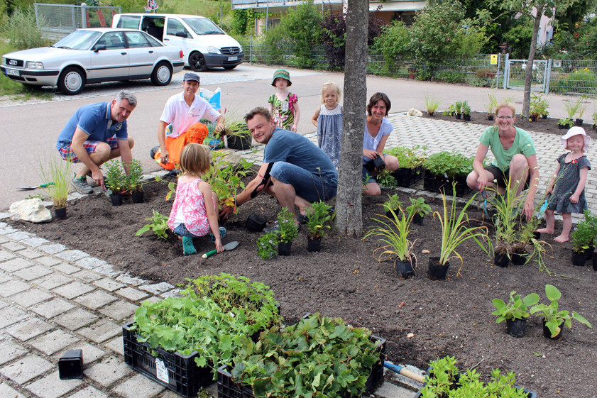 Eine naturnahe Grünfläche haben vier Familien im Wohngebiet Radlhöfe im vergangenen Sommer gemeinsam mit Mario Dietrich, dem Teamleiter Stadtgrün, gestaltet.