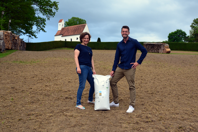 Konkrete Pläne zum Wohle der Natur: Brigitte Wallner und Georg Ott vor der Bienenweide in Ilmried.