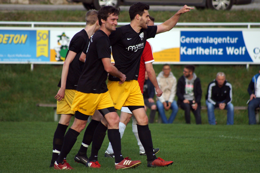 So kennt man sie: Tobias Wirsching (von rechts) und Mathias Hoiß durften sich heute beide in Torschützenliste eintragen. Am Ende schickte der ST Scheyern II den SC Kirchdorf II mit 6:1 nach Hause. Foto: Alexander Kaindl
