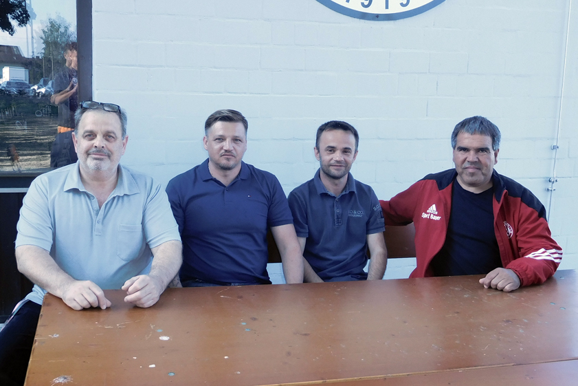 Es geht los: Der FSV Pfaffenhofen hat in der kommenden Saison auch eine dritte Mannschaft im Spielbetrieb. Zweiter Vorsitzender Bernhard Kästle (von links), Trainer Belmir Hadzikadunic, Spieler Mustafa Mujanovic und Vorsitzender Ramazan Yaylakci freuen sich auf die neue Spielzeit. Foto: FSV Pfaffenhofen
