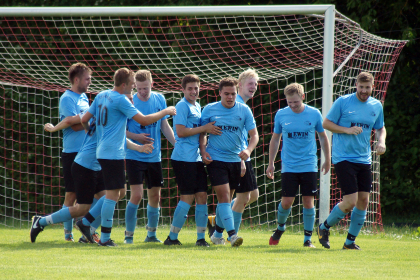 Die Pfaue jubeln: Der TSV Rohrbach II steht nach einem 3:2-Sieg in Schweitenkirchen mit einem Bein in der Kreisklasse. Zum Abschluss braucht es zuhause einen Zähler gegen den SV Ilmmünster. Foto: Alexander Kaindl