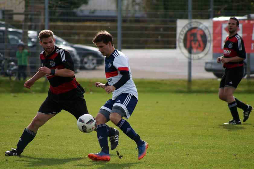 Verbissenes Duell: Paunzhausens Andreas Herberich (von links) und Pfaffenhofens Manuel Jakab hatten sich bereits im Hinspiel nichts zu schenken. Für Alexander Beck (rechts) war es das letzte Heimspiel als TSV-Coach – ein erfolgreiches, seine Elf gewann mit 3:1. Foto: Alexander Kaindl