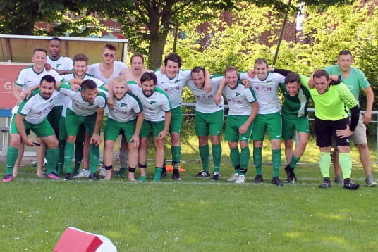 Vorfreude auf die Relegation: Der FC Rockolding wahrt durch den 2:1-Sieg über Ringsee die Chance auf die Kreisklasse. Foto: FC Rockolding