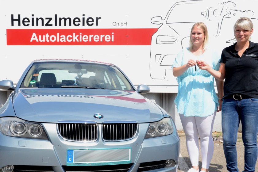 Betriebsleiterin Kerstin Tom (rechts) übergibt Nici Prüller den Autoschlüssel wieder. Fotos: Zell