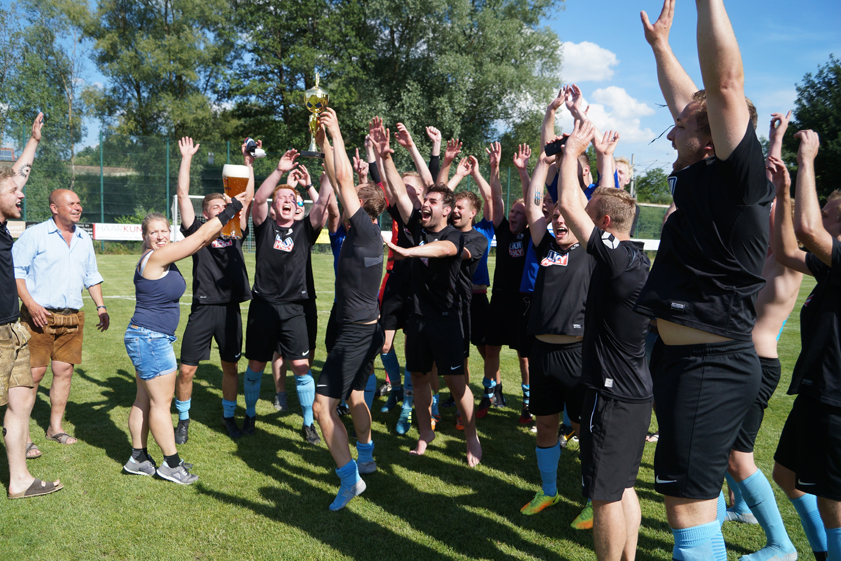 Da ist das Ding! Spielleiter Helmut Steinmeier (Zweiter von links) überreichte Rohrbachs Kapitän Johannes Riehs den Meisterpokal. Der TSV steigt als Titelträger somit in die Kreisklasse auf. Foto: Alexander Kaindl