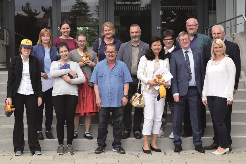 Die Bauer-AG aus Schrobenhausen spendete 20 000 Euro an verschiedene Einrichtungen der Region. Foto: Bauer-AG