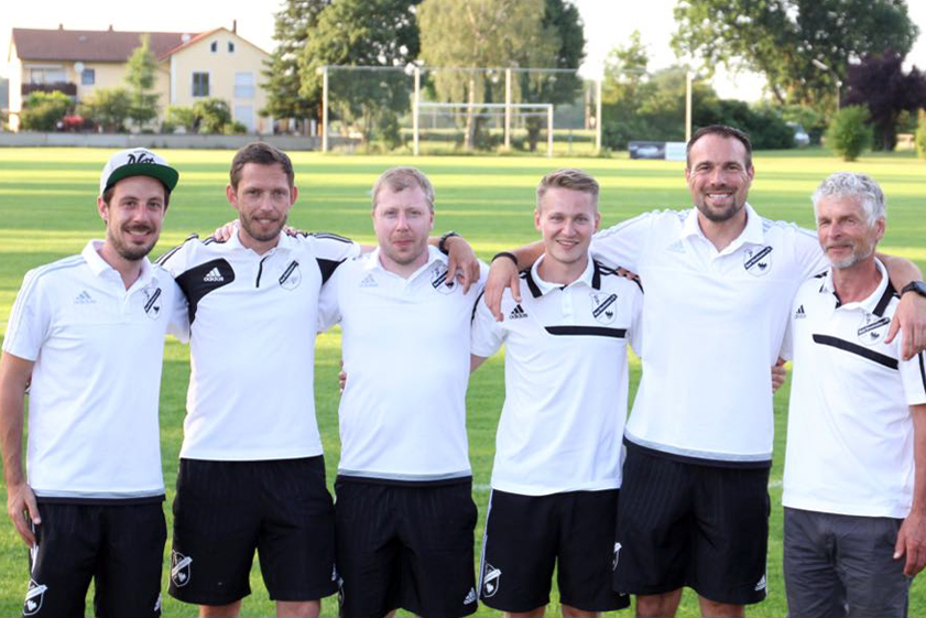 Ende einer Ära: Baar-Ebenhausens Abteilungsleiter Jürgen Mayer (von links) wird in der kommenden Spielzeit nicht mehr aktiv für den TSV auflaufen. Auch Christian Krippl, Dominik Burghardt, Andreas Lutschnikov und Benjamin Brandl stehen nicht mehr zur Verfügung. Mayer und sein Stellvertreter Heinz Olbrich verabschiedeten die langjährigen Baar-Ebenhausener. Foto: TSV Baar-Ebenhausen