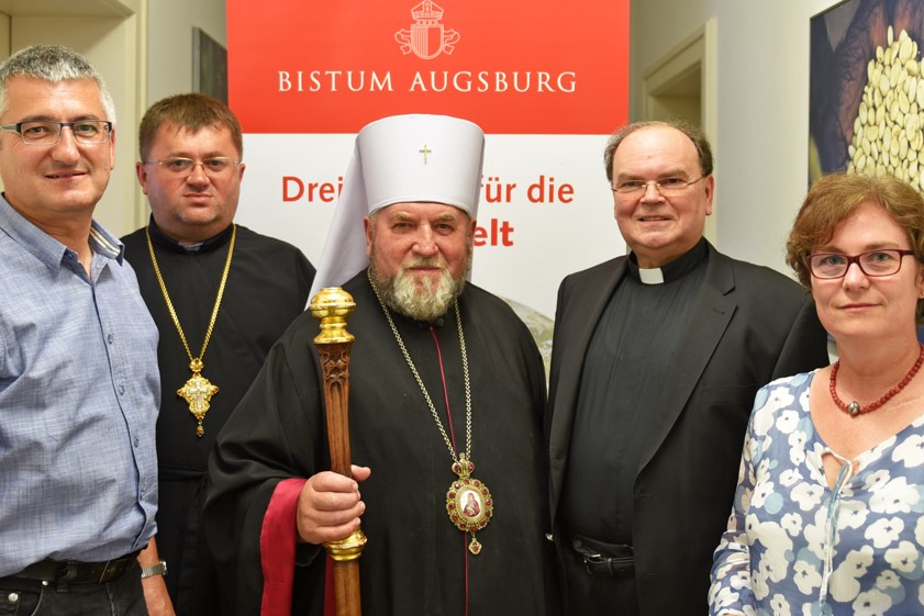 Hoher Besuch aus der Ukraine: Erzbischof Vasyl Semeniuk und Diözesanfinanzdirektor Mitrat Voldymyr Firman aus der Erzdiözese Ternopil-Zboriv bedankten sich bei Vertretern der Abteilung Weltkirche für die Projektförderung von 500 000 Euro. Von links: Anton Stegmair, Leiter der Abteilung Weltkirche; Mitrat Volodymyr Firman, Diözesanfinanzdirektor; Erzbischof Vasyl Semeniuk; Prälat Dr. Bertram Meier, Bischöflicher Beauftragter für weltkirchliche Aufgaben im Bistum Augsburg; Andrea Decke, Stiftungsvorstand Bischöflicher Hilfsfond „Eine Welt“. Foto: Simone Zwikirsch / pba