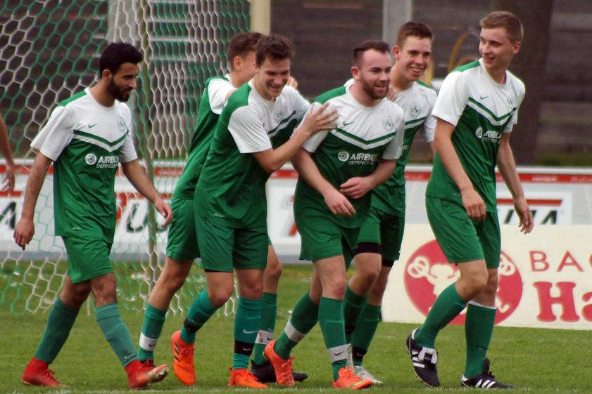 Ausgejubelt: Die dritte Mannschaft des SV Manching wird nach dem Abstieg aus der A-Klasse 4 komplett abgemeldet. Foto: Alexander Kaindl