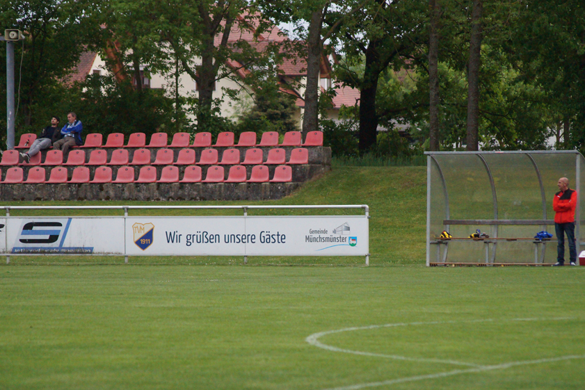 Vergangenheit und Zukunft: Albert Mayr (rechts) wird Münchsmünster verlassen und bei der A-Jugend des SV Hundszell anheuern. Andreas Müller (links, mit TVM-Urgestein Josef Kindermann) steht als sein Nachfolger schon in den Startlöchern. Foto: Alexander Kaindl