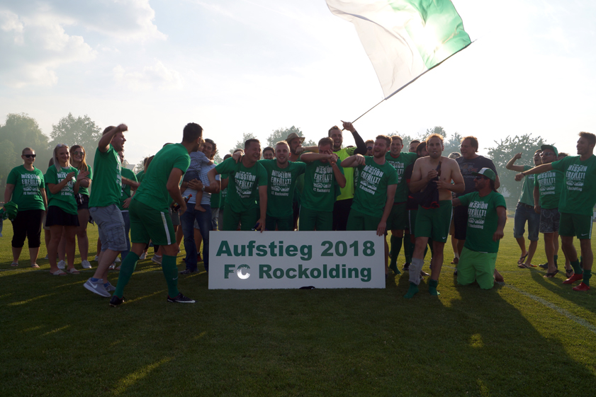 Geschafft! Der FC Rockolding feiert den Aufstieg in die Kreisklasse. Foto: Alexander Kaindl